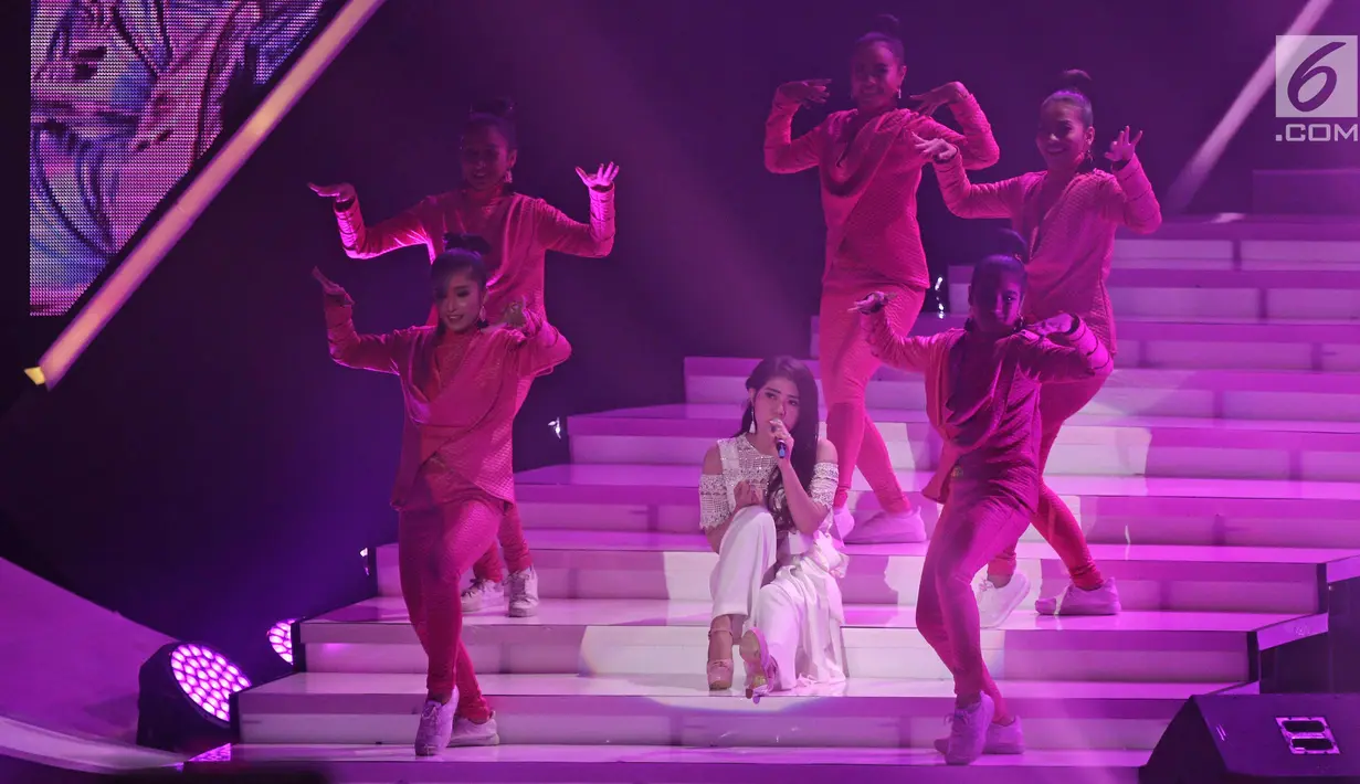 Aksi panggung pedangdut Via Vallen pada perayaan HUT ke-23 Indosiar di Jakarta Convention Center (JCC), Kamis (11/1). HUT Indosiar Bertema “Konser Raya 23 Tahun Indosiar Luar Biasa”. (Liputan6.com/Herman Zakharia)