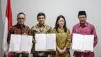 (Kiri-kanan) Hanif Dhakiri, Yuddy Chrisnandi, Puan Maharani dan Lukman Hakim (kanan) menunjukan draft Surat Keputusan Bersama (SKB) Libur Nasional dan Cuti Bersama tahun 2016, Jakarta, Kamis (25/6/2015). (Liputan6.com/Faizal Fanani) 