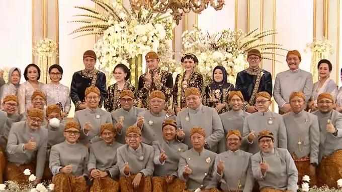 Gaya Kompak Menteri Jokowi Pakai Beskap Abu sambil Pose Finger Heart di Tasyakuran Kaesang-Erina