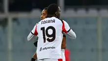 Penyerang AC Milan, Christopher Nkunku (tengah), mendapat ucapan selamat dari rekan setimnya, Youssouf Fofana, setelah mencetak gol dalam pertandingan sepak bola Serie A Italia antara ACF Fiorentina dan AC Milan di Stadion Artemio Franchi, Florence, pada 11 Januari 2026. (Andreas SOLARO / AFP)