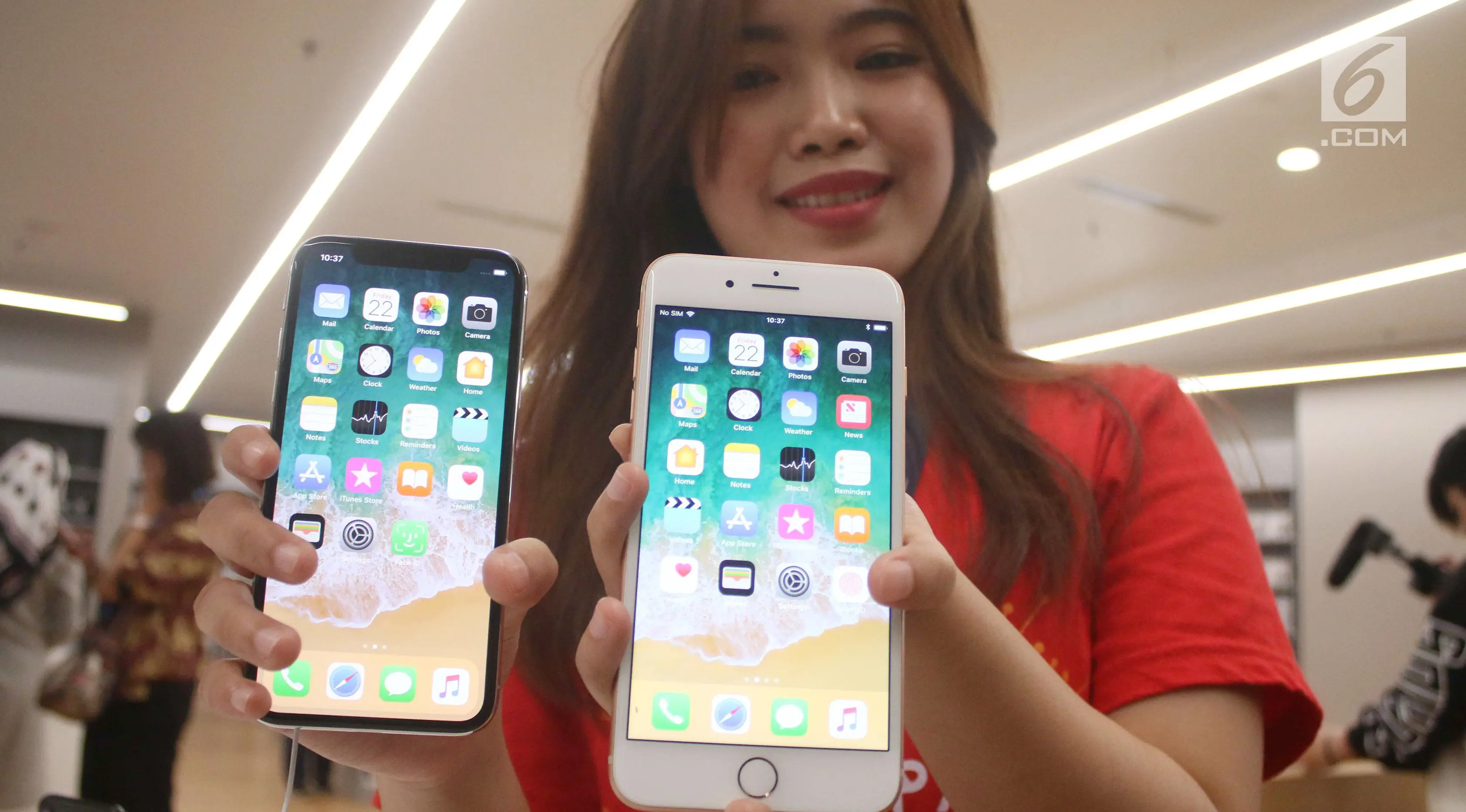 Karyawan menunjukkan iPhone X dan iPhone 8 pada penjualan perdana di gerai iBox, Central Park, Jakarta, Jumat (22/12). Calon pembeli rela antre untuk membeli iPhone terbaru sejak pagi hari. (/Angga Yuniar)