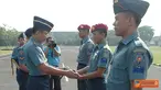 Citizen6, Surabaya: Dalam apel gabungan tersebut, Komandan Kobangdikal juga menyerahkan piagam penghargaan dan taliasih kepada Tamtama Teladan tingkat Kobangdikal. (Pengirim: Penkobangdikal)