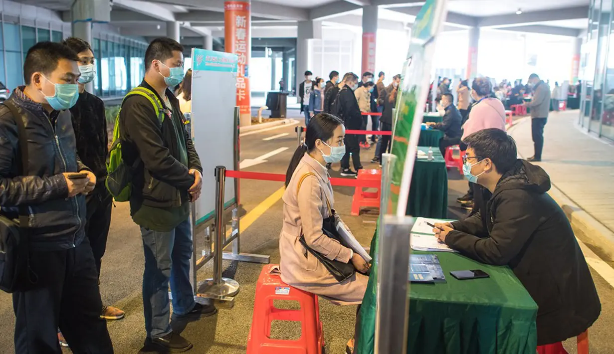 Staf dari sebuah perusahaan berkomunikasi dengan seorang pelamar kerja di sebuah bursa kerja di Wuhan, Provinsi Hubei, China pada 21 April 2020. Lebih dari 1.600 lowongan pekerjaan dari 40 perusahaan lebih ditawarkan kepada pelamar, yang melibatkan berbagai industri. (Xinhua/Xiao Yijiu)