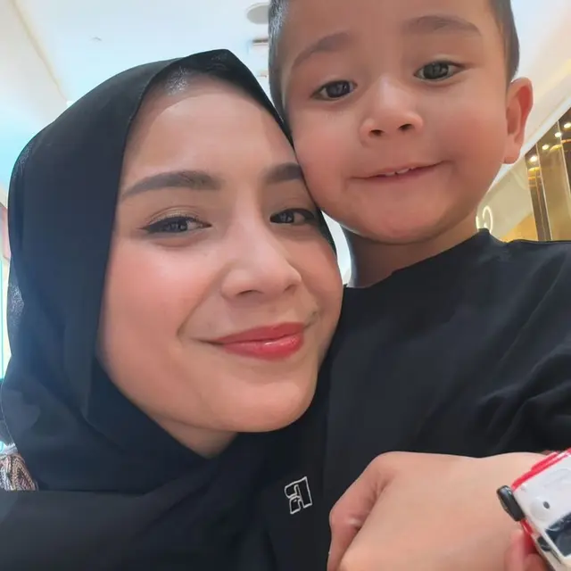 6 Potret Gaya Hijab Nagita Slavina Usai Berhaji yang Disorot,