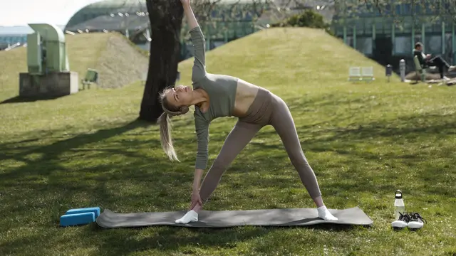 Ilustrasi pose  Utthita Trikonasana (Pose Segitiga Memanjang) /freepik.com/jcomp