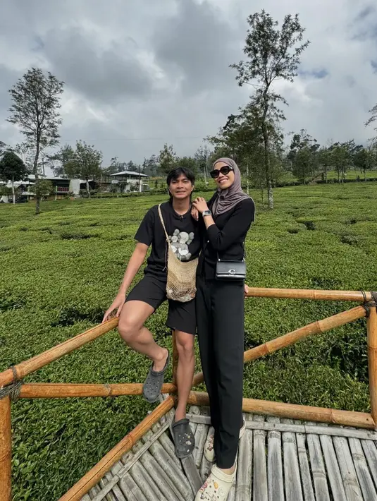 Cuaca yang dingin di Negeri Atas Awan Dieng membuat Mega lebih mudah melepas penat di sela profesinya sebagai atlet. Diketahui, Timnas voli putri Indonesia akan memulai perjuangan di SEA V League 2024. Putaran pertama berlangsung di Vietnam pada 2-4 Agustus. Dan putaran kedua digelar di Thailand pada 9-11 Agustus. (Liputan6.com/IG/@megawatihangestrip)