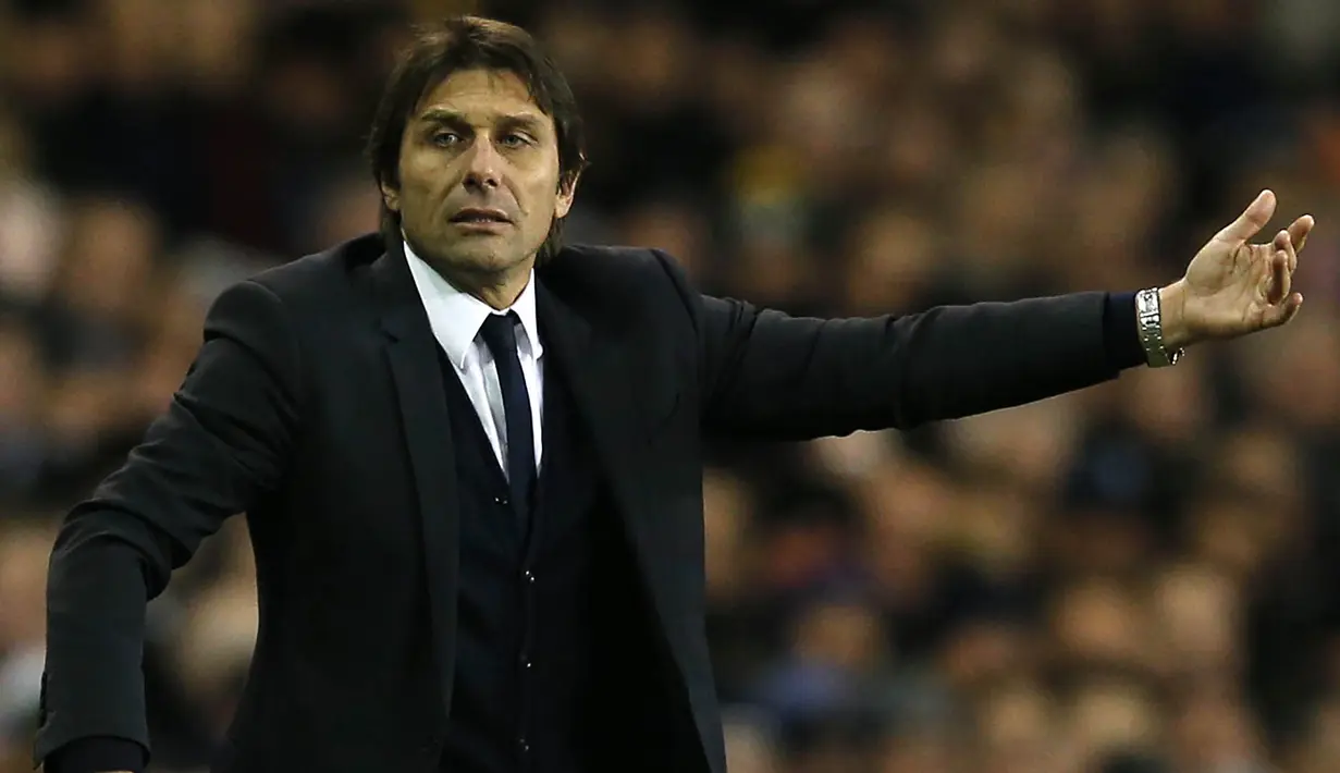 Pelatih Chelsea, Antonio Conte, memberikan instruksi kepada anak asuhnya saat melawan Tottenham. Akhirnya rekor 13 kemenangan beruntun dari The Blues diputuskan oleh Tottenham. (AFP/Adrian Dennis)