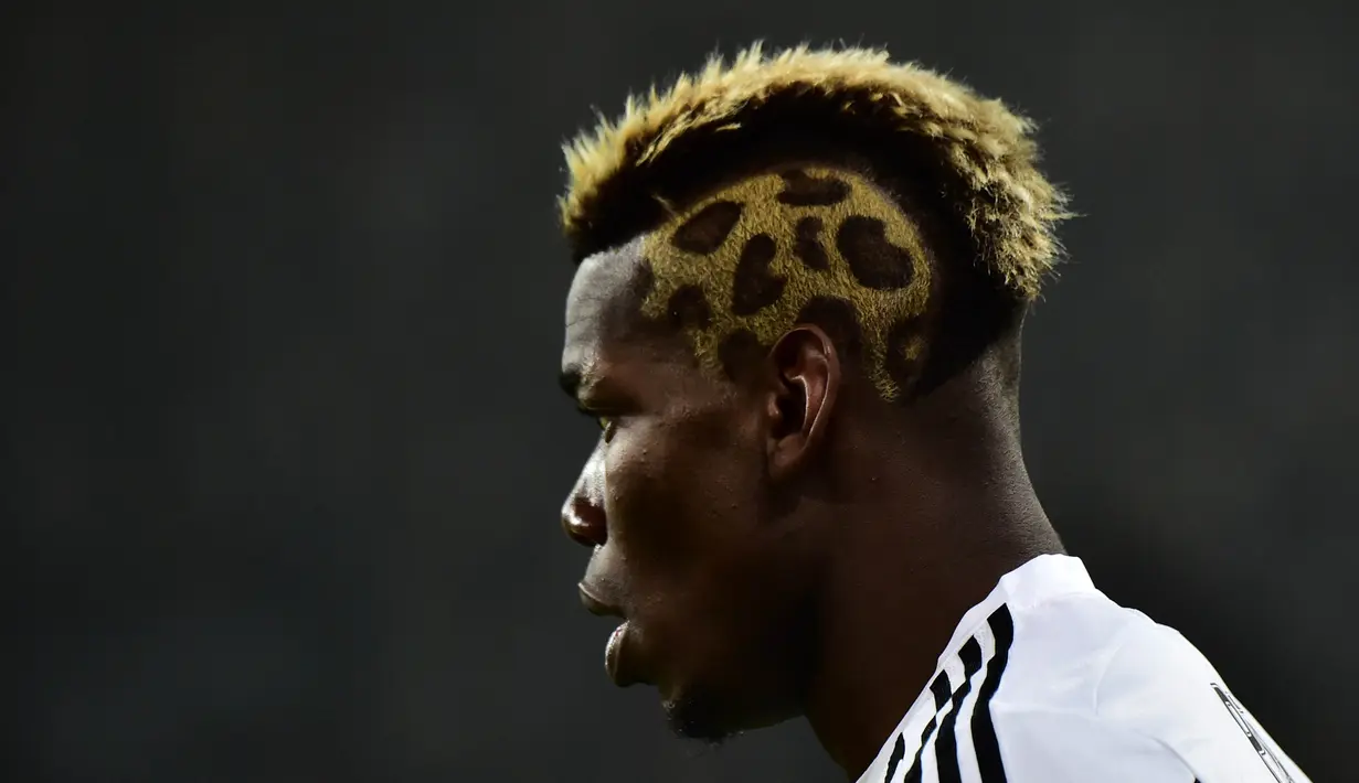Gaya rambut baru pemain Juventus, Paul Pogba, saat bertanding melawan AS Roma dalam lanjutan Serie A di Stadion Juventus, Turin, (24/1/2016). (AFP)