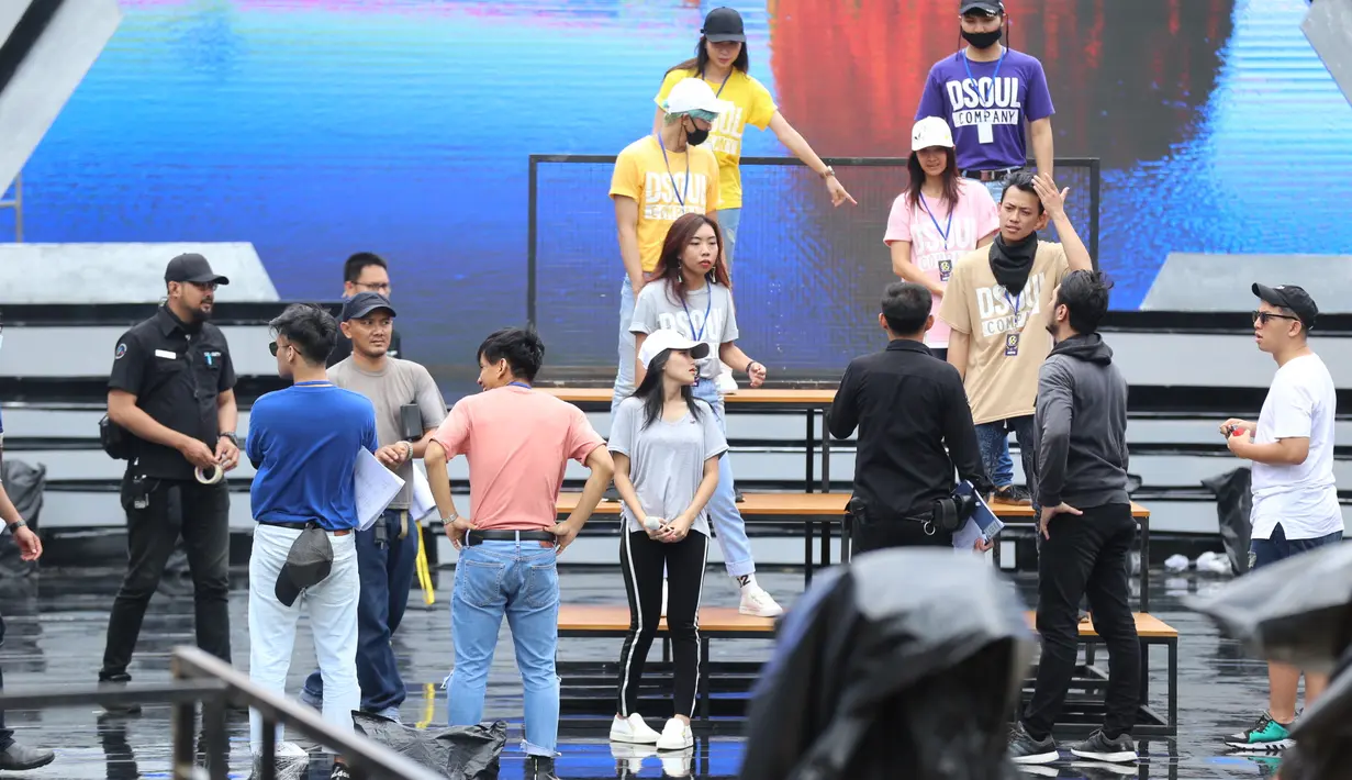 "Nggak lah. disitu nggak ada yang gimana-gimana, kita becanda-becanda," ujar Ayu Ting Ting di kawasan Kapten Tendean, Jakarta Selatan, Rabu (13/12/2017). (Adrian Putra/Bintang.com)