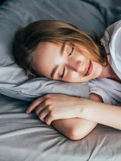 Menjaga kualitas tidur yang cukup dan berkualitas, bisa jadi salah satu cara untuk mencegah obesitas. (Foto dok: Freepik/diana.grytsku).