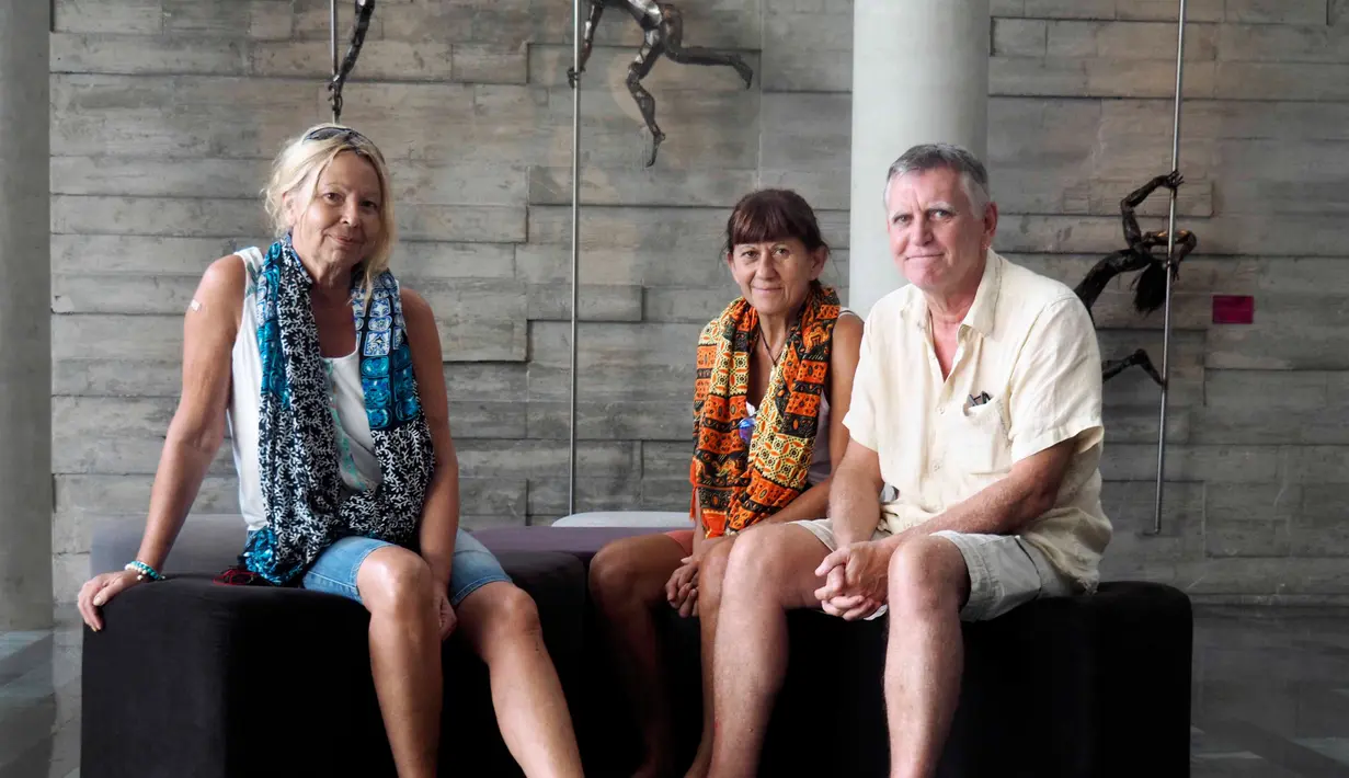 Turis Prancis, Jean Marc Pareja dan istrinya, Pascale Calissi Barral serta temannya Joelle Girey berada di sebuah hotel di Jakarta, Kamis (4/10). Mereka dievakuasi pada 2 Oktober dari Palu menuju Jakarta menggunakan pesawat militer. (AFP/Dewi Nurcahyani)