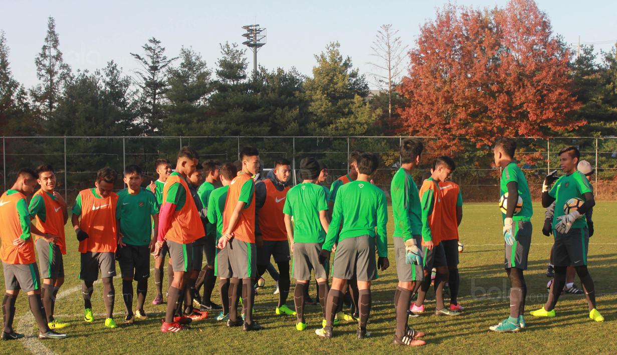Para pemain Timnas Indonesia U-19 berdiskusi usai latihan di Paju National Football Centre, Gyeonggi, Minggu (29/10/2017). Persiapan dilakukan Timnas U-19 jelang laga Kualifikasi Piala Asia 2018. (Bola.com/Media PSSI)