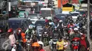 Kendaraan terjebak kemacetan di sepanjang Simpang Cagak Nagreg, Jawa Barat, Minggu (3/7). Tingginya volume kendaraan serta aktivitas pasar menjadi penyebab kemacetan di kawasan tersebut. (Liputan6.com/Immanuel Antonius)
