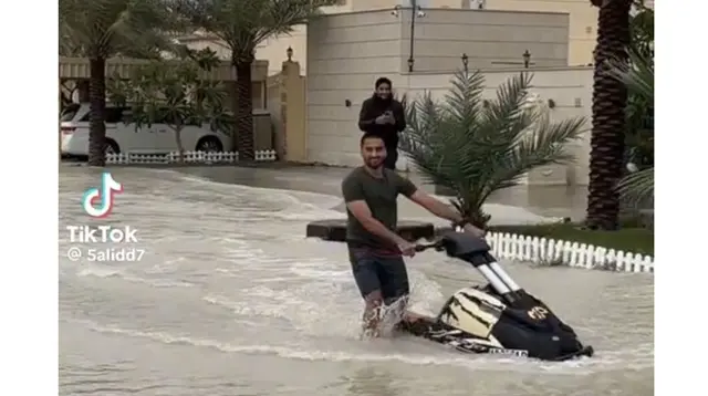 Potret Kelakuan Orang Dubai Ketika Banjir. (Sumber: TikTok/@5alidd7)