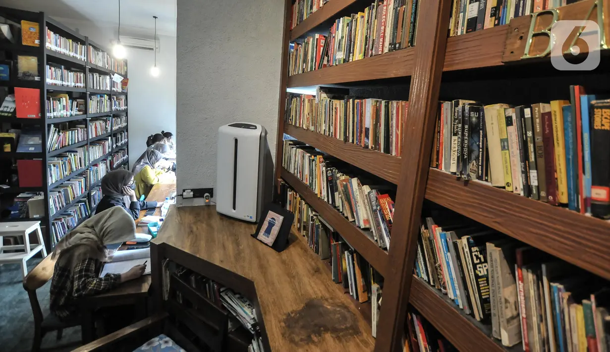 Pengunjung membaca buku di perpustakaan Baca Di Tebet, Tebet, Jakarta Selatan, Minggu (29/5/2022). Perpustakaan Baca Di Tebet yang didirikan pada Februari lalu menjadi alternatif bagi warga yang membutuhkan ruang literasi dan diskusi dengan suasana nyaman sekaligus meningkatkan minat baca bagi generasi milenial yang dilengkapi sekitar 25.000 buku. (merdeka.com/Iqbal S Nugroho)