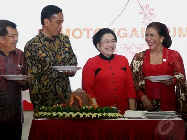 Ketum PDIP, Megawati Soekarnoputri (kedua dari kanan) saat perayaan HUT ke-42 PDIP di kantor DPP PDIP, Jakarta, Sabtu (10/1/2015). (Liputan6.com/Johan Tallo)