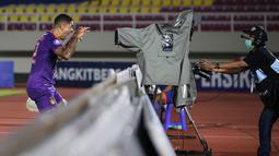 Pemain Persik Kediri, Doinatan Machado melakukan selebrasi usai mencetak gol pertama timnya ke gawang Persija Jakarta dalam laga pekan ke-10 BRI Liga 1 2021/2022 di Stadion Manahan, Solo, Sabtu (30/10/2021). (Bola.com/Bagaskara Lazuardi)