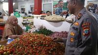 Kapolda Sulut Irjen Pol Setyo Budiyanto blusukan mengecek harga bahan pokok di Pasar Bersehati Manado.