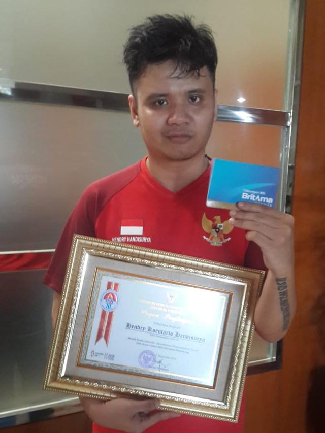 Hendry "Jothree" Handisurya, mendapatkan sertifikat penghargaan dan bonus uang dari Menpora Imam Nahrawi pada Kamis (6/9/2018).