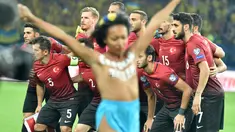 Seorang wanita dari aktivis Femen bertelanjang dada masuk kelapangan sebelum pertandingan kualifikasi Piala Dunia 2018 antara Ukraina dan Turki di Kharkiv (2/9). Wanita itu mengecat tubuhnya dengan tulisan "Erdogan Killer". (AFP Photo/Sergei Supinsky)