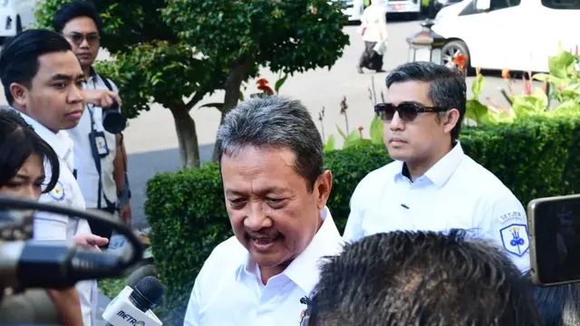 Menteri Kelautan dan Perikanan Sakti Wahyu Trenggono bicara soal Kepala Negara menginstruksikan percepatan pembangunan Kampung Nelayan Merah Putih.