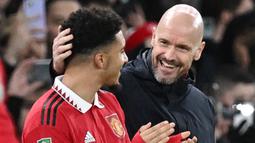 Pemain Manchester United, Jadon Sancho, tersenyum saat akan dimasukkan Erik ten Hag melawan Nottingham Forest pada leg kedua babak semifinal Carabao Cup, Jumat (2/2/2023). Sancho bermain ketika Manchester United menaklukkan Nottingham 2-0 pada leg kedua babak semifinal Carabao Cup, Jumat (2/2/2023). (AFP/Paul Ellis)