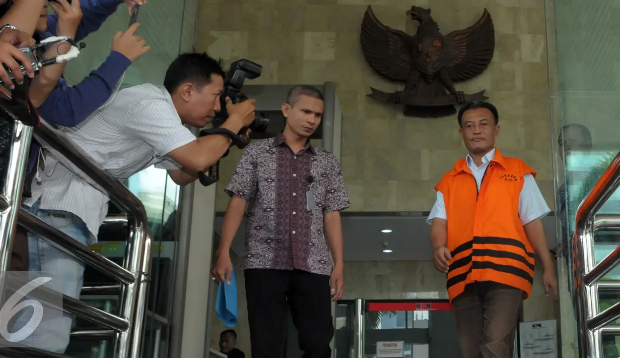 Awang Lazuardi Embat usai menjalani pemeriksaan lanjutan di Gedung KPK, Jakarta, Jumat (8/4). Awang yang berprofesi sebagai pengacara diperiksa sebagai tersangka terkait dugaan korupsi Dermaga Labuhan Haji Lombok. (Liputan6.com/Helmi Afandi)