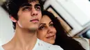 Pria yang lahir pada tanggal 13 November 1997 ini tampak bersama sang ibu, Gauri Khan. Saat ini, Aryan sedang menempuh kuliah di University of Southern California. (Liputan6.com/IG/@___aryan___)