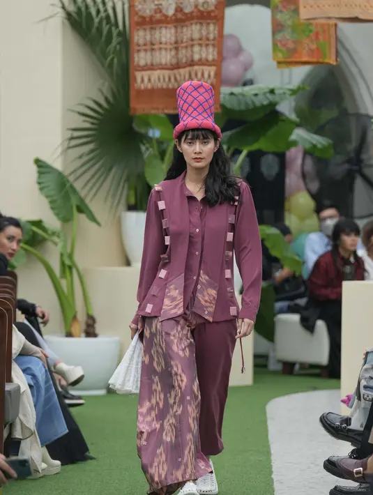 Tema tersebut mengacu pada daya konvergensi dari kayanya ragam tenun daerah yang diterjemahkan lewat semangat jiwa muda khas label kontemporer yang berdiri sejak awal milenium tersebut