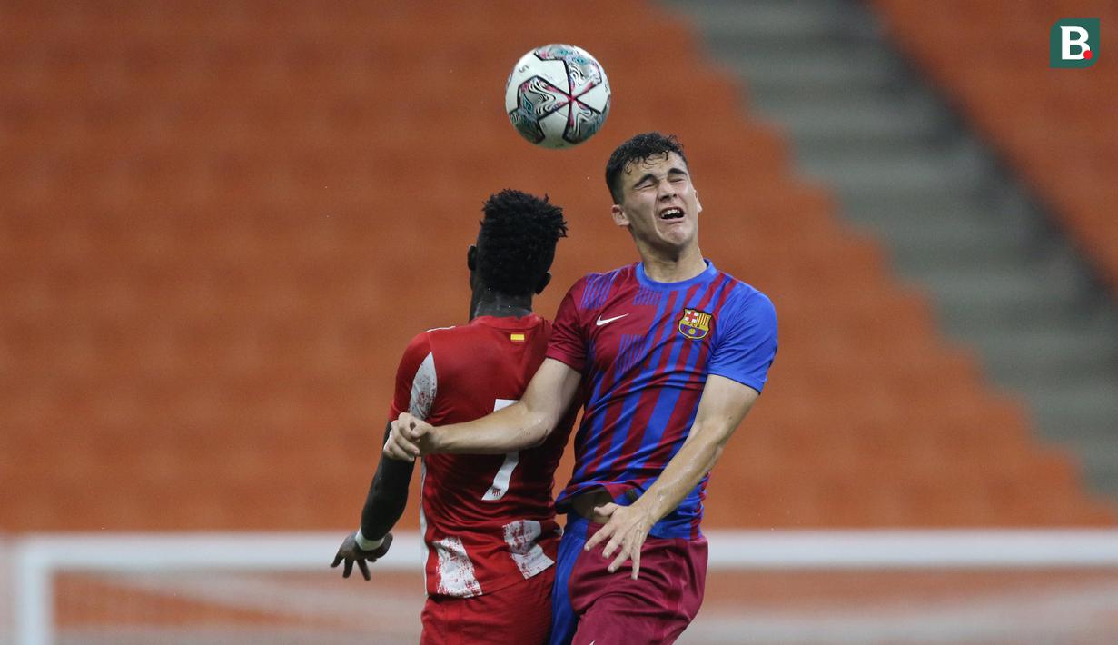 Skor 1-0 milik El Barca U-18 mampu terjaga hingga peluit jeda turun dibunyikan. (Bola.com/Bagaskara Lazuardi)