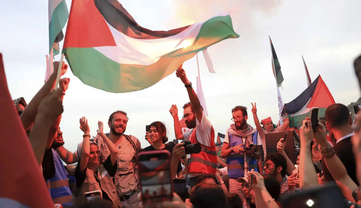 Mereka akan singgah di Tunisia untuk bergabung dengan lebih banyak kapal lagi dan akan menembus blokade militer Israel di Gaza. (AP Photo/Anis Mili)