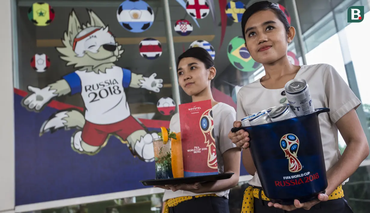 Pramusaji membawakan menu Piala Dunia saat berada di Hotel Novotel, Tangerang, Jumat (29/6/2018). Selama Piala Dunia 2018, Hotel Novotel mengadakan acara nonton bareng. (Bola.com/Vitalis Yogi Trisna)