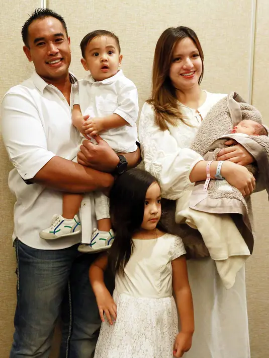 Aktris Nia Ramadhani telah melahirkan anak ketiganya, Rabu (10/5/2017) sekitar pukul 08.23 WIB secara caesar. Bayi berjenis kelamin laki-laki itu diberi nama Magika Zalardi Bakrie. (Nurwahyunan/Bintang.com)