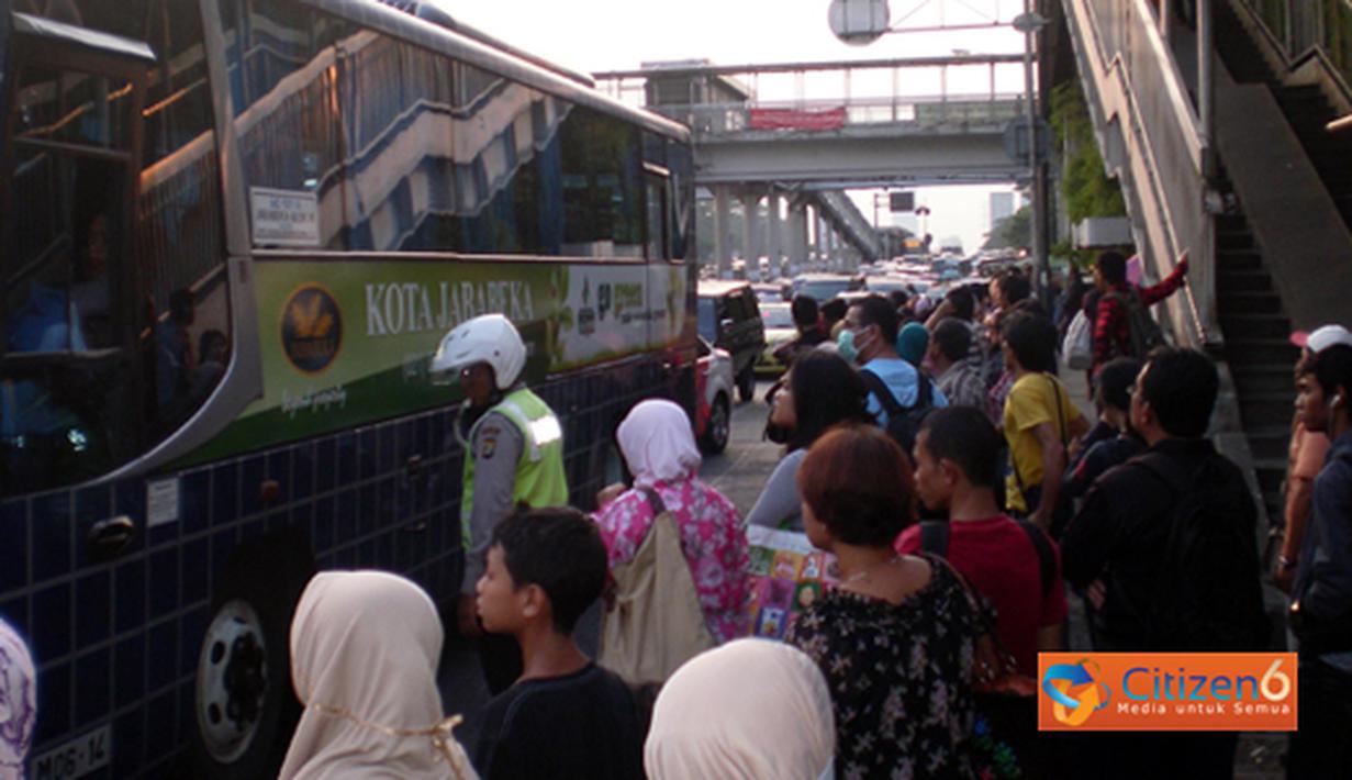 Citizen6, Jakarta: Angkutan umum di Jakarta belum juga berbenah. Banyak calon penumpang yang tidak kebagian bus dan angkutan menuju kawasan timur Jakarta pada, Sabtu (2/7). Bus-bus sudah nampak penuh sesak dengan penumpang saat akan naik. (Pengirim: Akhid