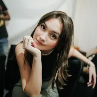 Caitlin kadang memilih meninggalkan poni dan menggerai saja rambutnya [Instagram/caitlinhalderman]