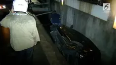 Hilang kendali sedan yang melaju diruas Duren Tiga Raya, dini hari tadi masuk ke dalam sebuah parit, Selasa dini hari.