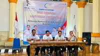 Ketua Umum Rampai Nusantara Mardiansyah bersama Wakil Ketua Umum Denny Cagur menyerahkan bantuan kepada keluarga korban di Kota Malang, pada Jumat, 11 November 2022 (Istimewa)