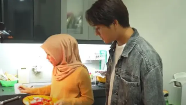 6 Momen Keseruan Rizky Billar Kunjungi Rumah Lesty Kejora, Seru Masak Bareng
