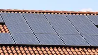 Pemasangan panel surya di atap rumah.