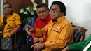Ketua Umum DPP Hanura Oesman Sapta Odang (kanan) memberikan keterangan pers usai menggelar pertemuan konsolidasi dengan partai-partai pendukung pasangan Ahok-Djarot di Jakarta, Selasa (7/3). (Liputan6.com/Johan Tallo)
