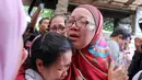 Kesedihan terlihat di wajah Utami,istri komedian Ferrasta Soebardi alias Pepeng, saat beberapa keluarga memberinya pelukan di rumah duka di kawasan Cinere, Depok, Rabu (6/5/2015). Pepeng meninggal dunia di usia 60 tahun. (Liputan6.com/Helmi Afandi)