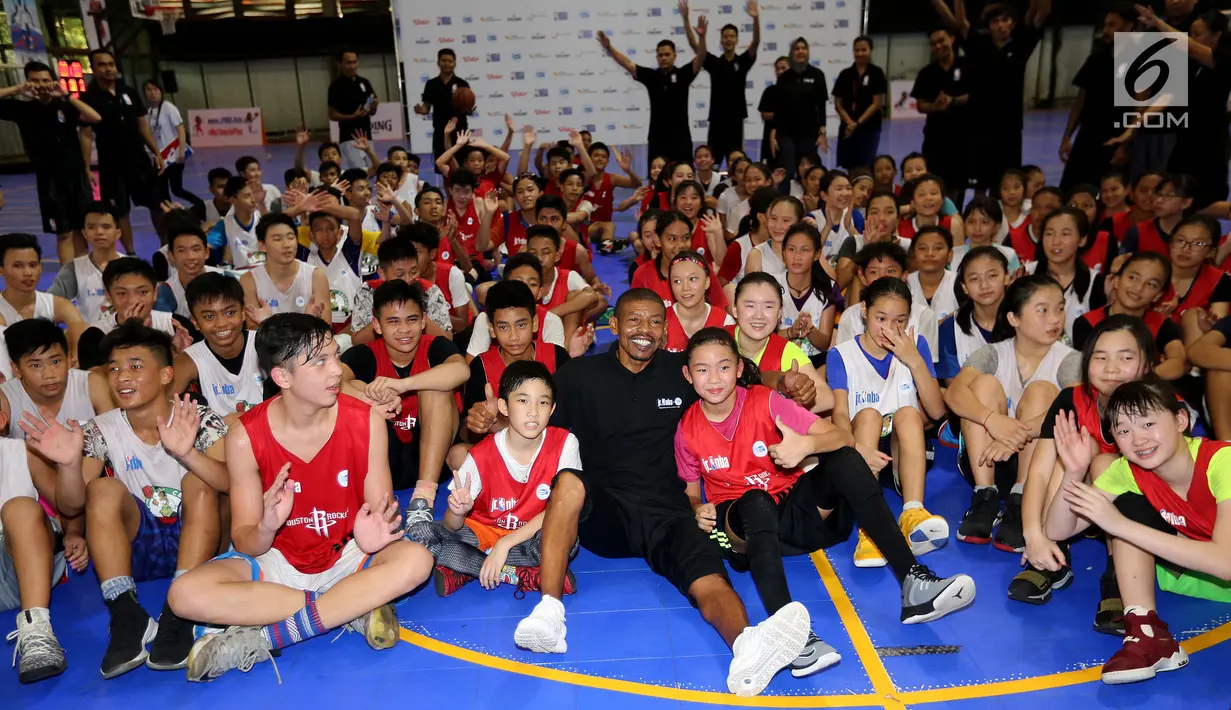 Mantan pemain NBA, Muggsy Bogues foto bersama usai Regional Selection Camp di hari kedua (22/7) di Cilandak Sport Center, Jakarta. Mereka yang terpilih akan mengikuti tahap National Training Camp. (Liputan6.com/Fery Pradolo)