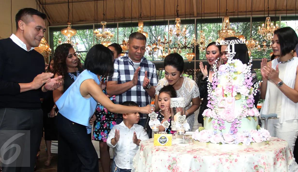 Penyanyi Krisdayanti bersama keluarga besarnya saat merayakan ulang tahunnya di kawasan SCBD, Jakarta, Kamis (24/03/2016). Krisdayanti merayakan ulang tahunnya yang ke 41 tahun pada 24 Maret. (Liputan6.com/Herman Zakharia)