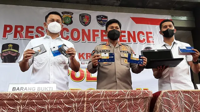 Polda Metro Jaya membongkar sindikat penipuan dengan modus mengaku sebagai tentara Amerika Serikat dan menguras uang korban hingga Rp 2,4 miliar. (Liputan6.com/Ady Anugrahadi)