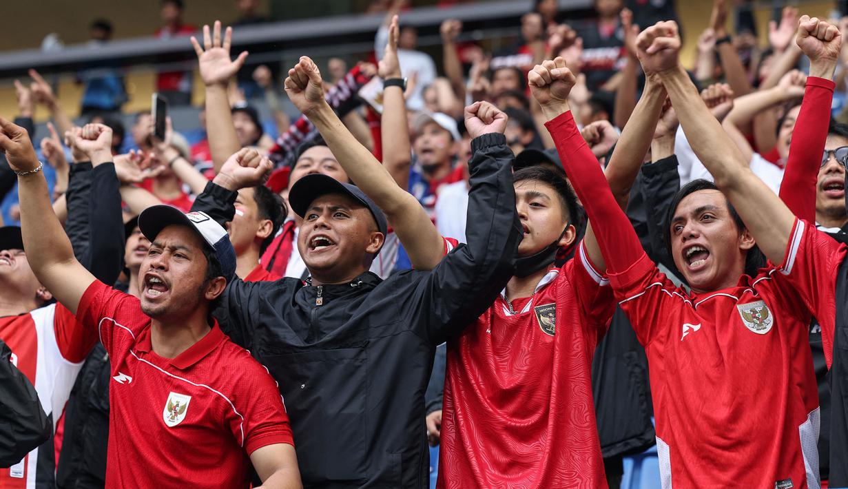 Para suporter Timnas Indonesia memberikan dukungan kepada timnya dalam laga terakhir Grup C Putaran Ketiga Kualifikasi Piala Dunia 2026 melawan Jepang di Suita Stadium, Jepang, Selasa (10/06/2025). (AFP/Paul Miller)