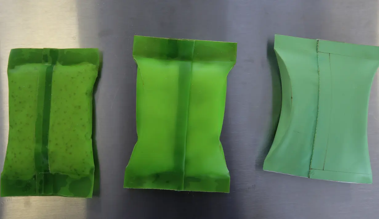Plastik biodegradable dari kaktus buatan ilmuwan Sandra Pascoe Ortiz terlihat di laboratorium Universitas Valle de Atemajac (UNIVA), Zapopan, Jalisco, Meksiko, Rabu (31/7/2019). Pascoe mengatakan plastik biodegradable buatannya untuk melestarikan lingkungan. (ULISES RUIZ/AFP)