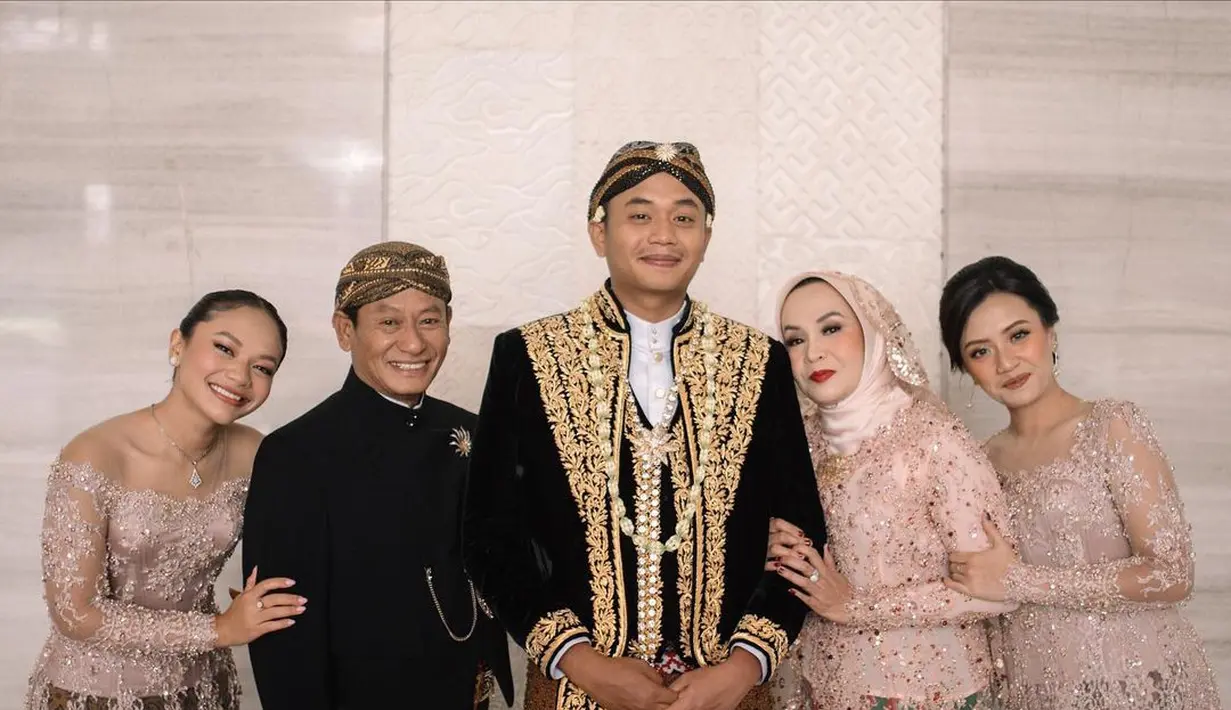 Amel Carla diketahui memiliki dua orang kakak, satu laki-laki dan satu lagi perempuan. (instagram/amelcarla)