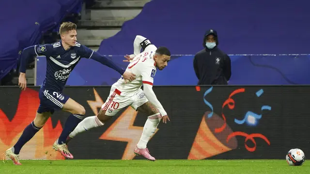 FOTO: Tekuk Bordeaux, Lyon Gantikan PSG dari Puncak Klasemen Liga Prancis