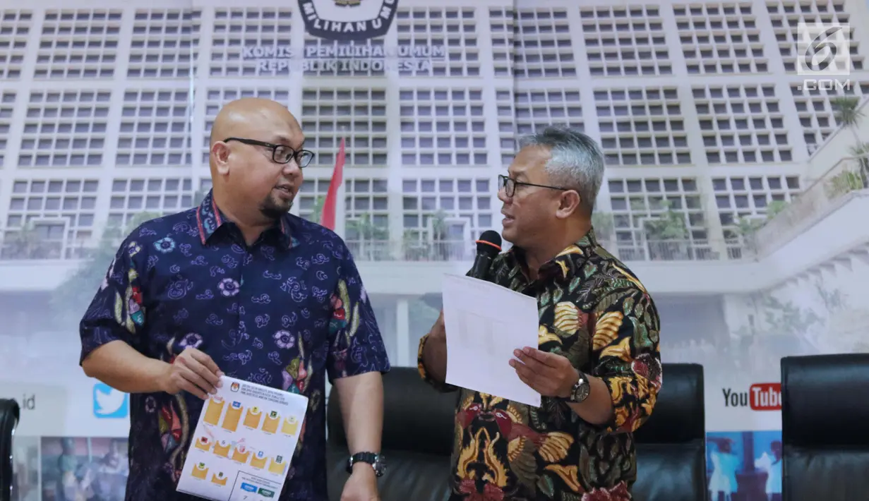 Ketua KPU RI, Arief Budiman (kanan) bersama Ilham Saputra merilis 32 Caleg Berstatus Mantan Terpidana Korupsi, Jakarta, Selasa (19/2). Sebelumnya (30/1), KPU pernah merilis 49 Caleg Berstatus Mantan Terpidana Korupsi. (Liputan6.com/Helmi Fithriansyah)