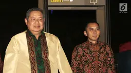 Ketua Umum Partai Demokrat Susilo Bambang Yudhoyono didampingi Edhi Baskoro Yudhoyono (Ibas) menunggu kedatangan petinggi DPP Partai Keadilan Sejahtera (PKS) di Gran Melia, Jakarta, Senin (30/7). (Liputan6.com/Herman Zakharia)
